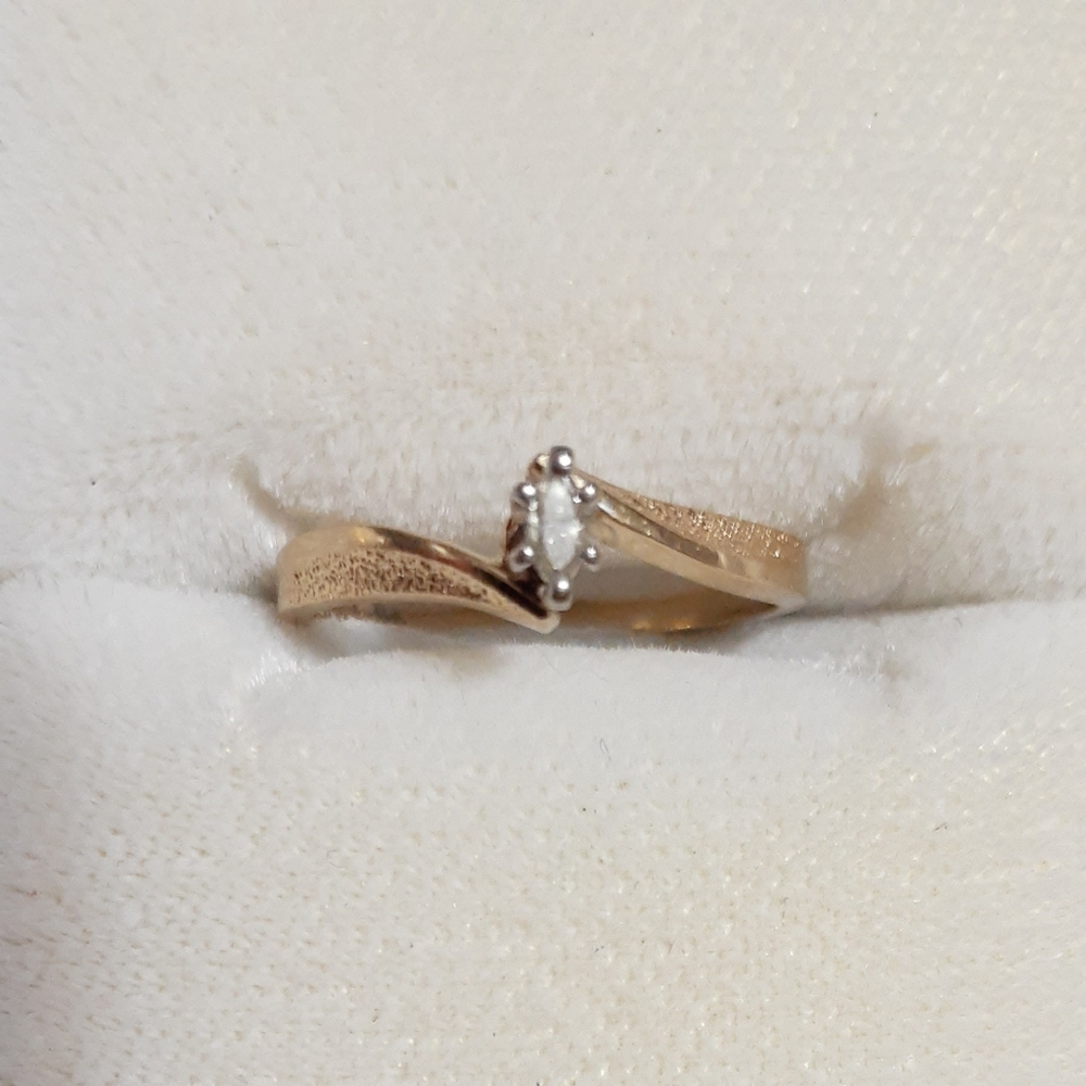 10K Gold Diamond Magicglo Ring